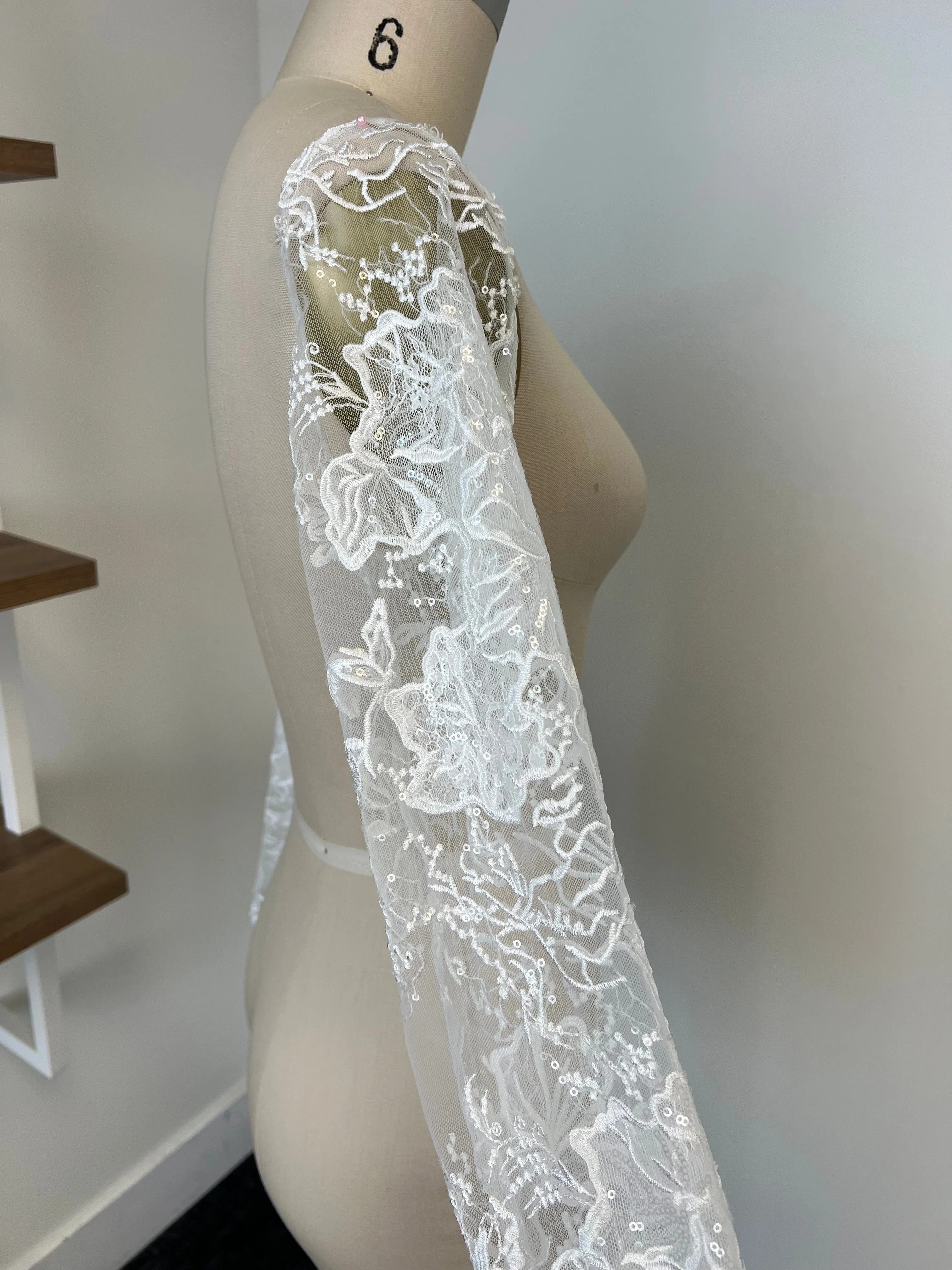 S / Fitted Lace Sleeve