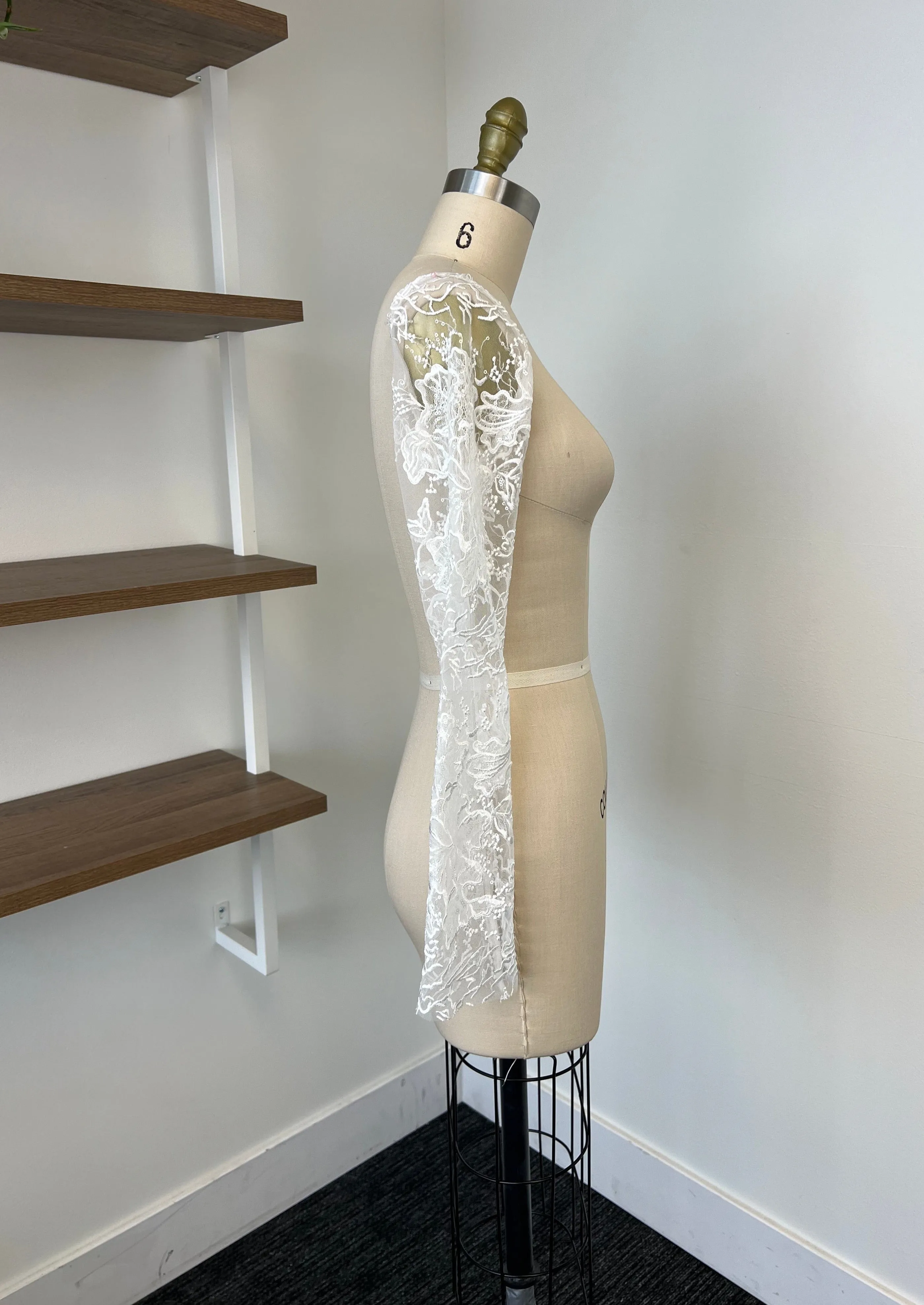 S / Fitted Lace Sleeve