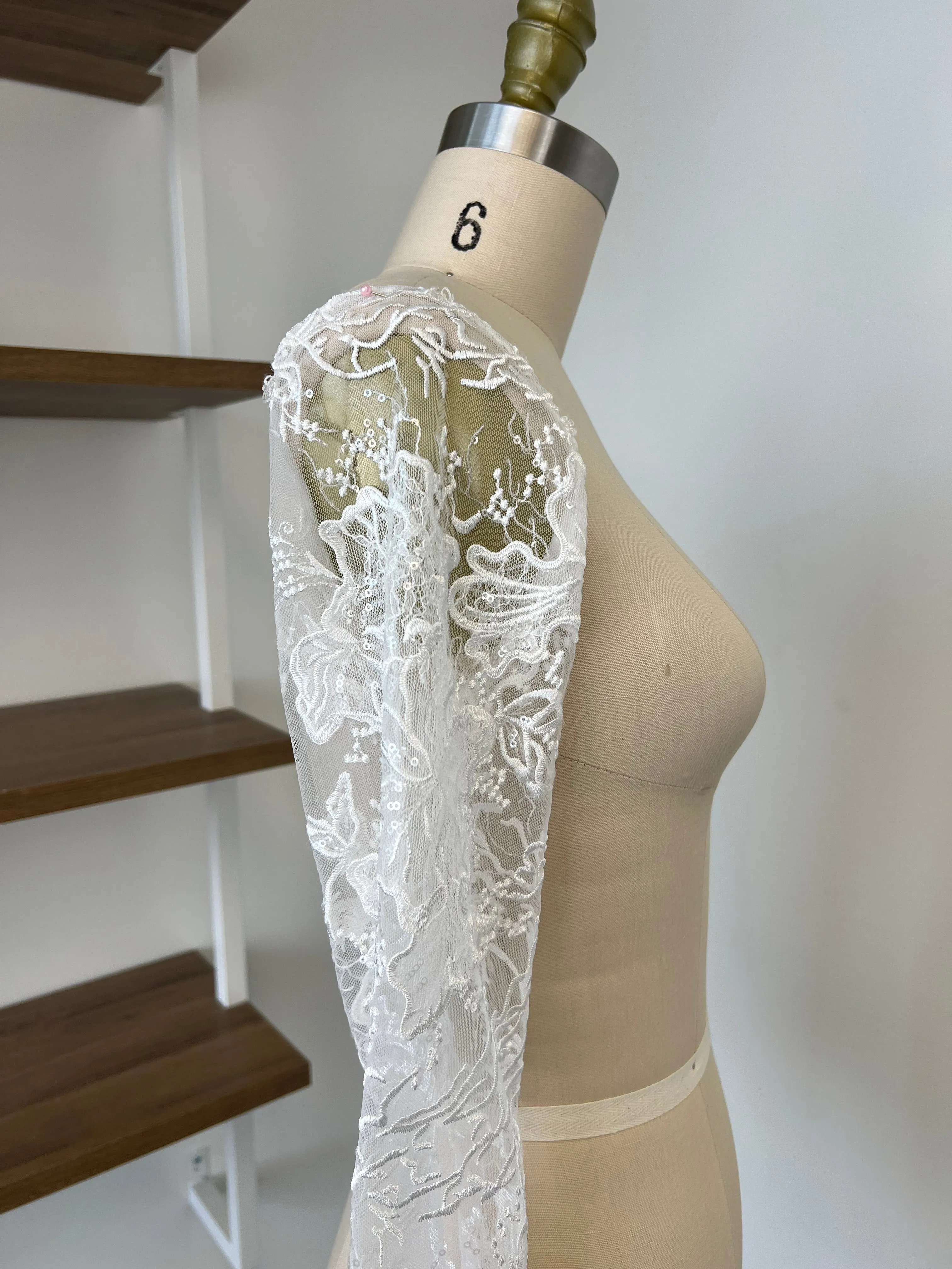 S / Fitted Lace Sleeve