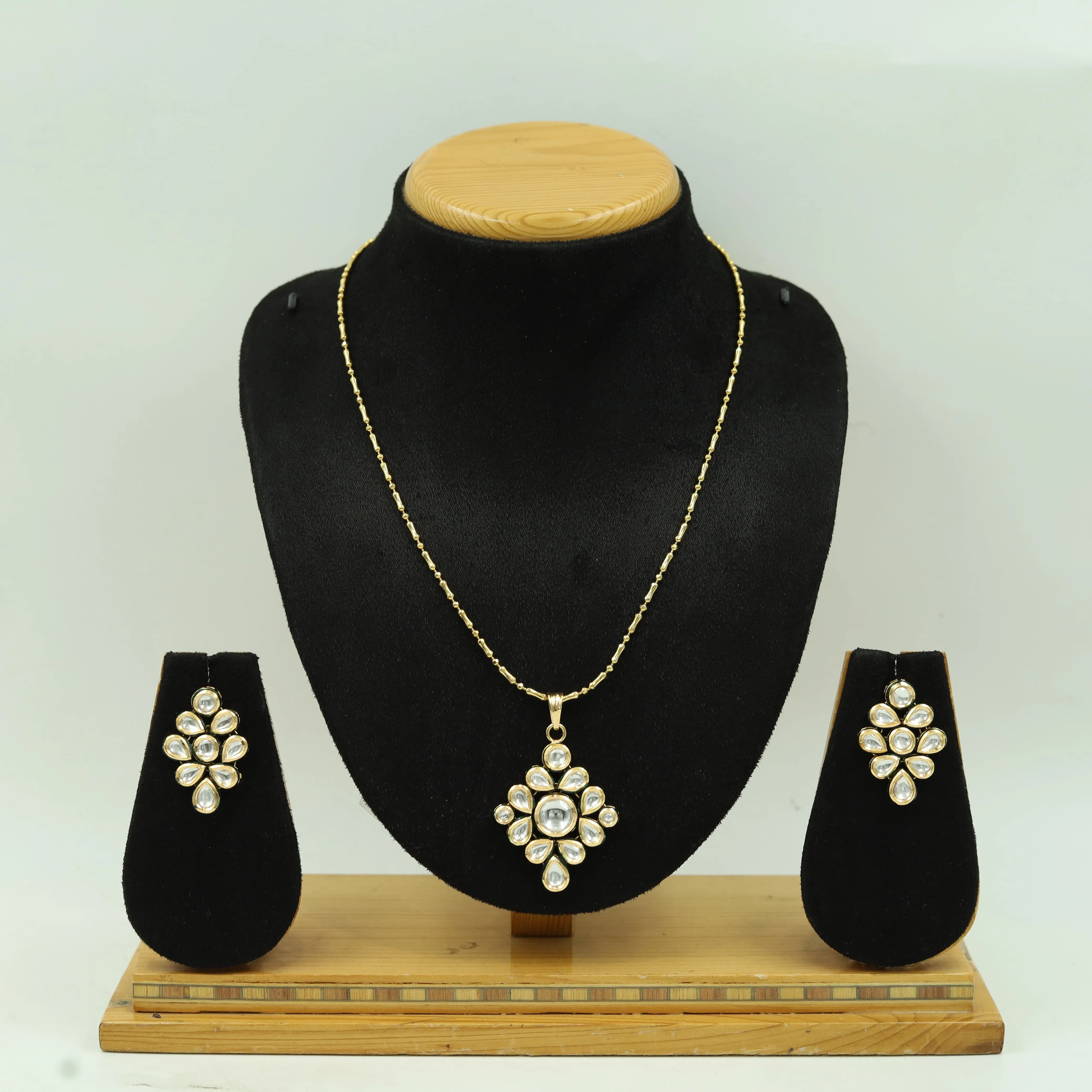 Stylish Kundan Pendant Set 16475-68