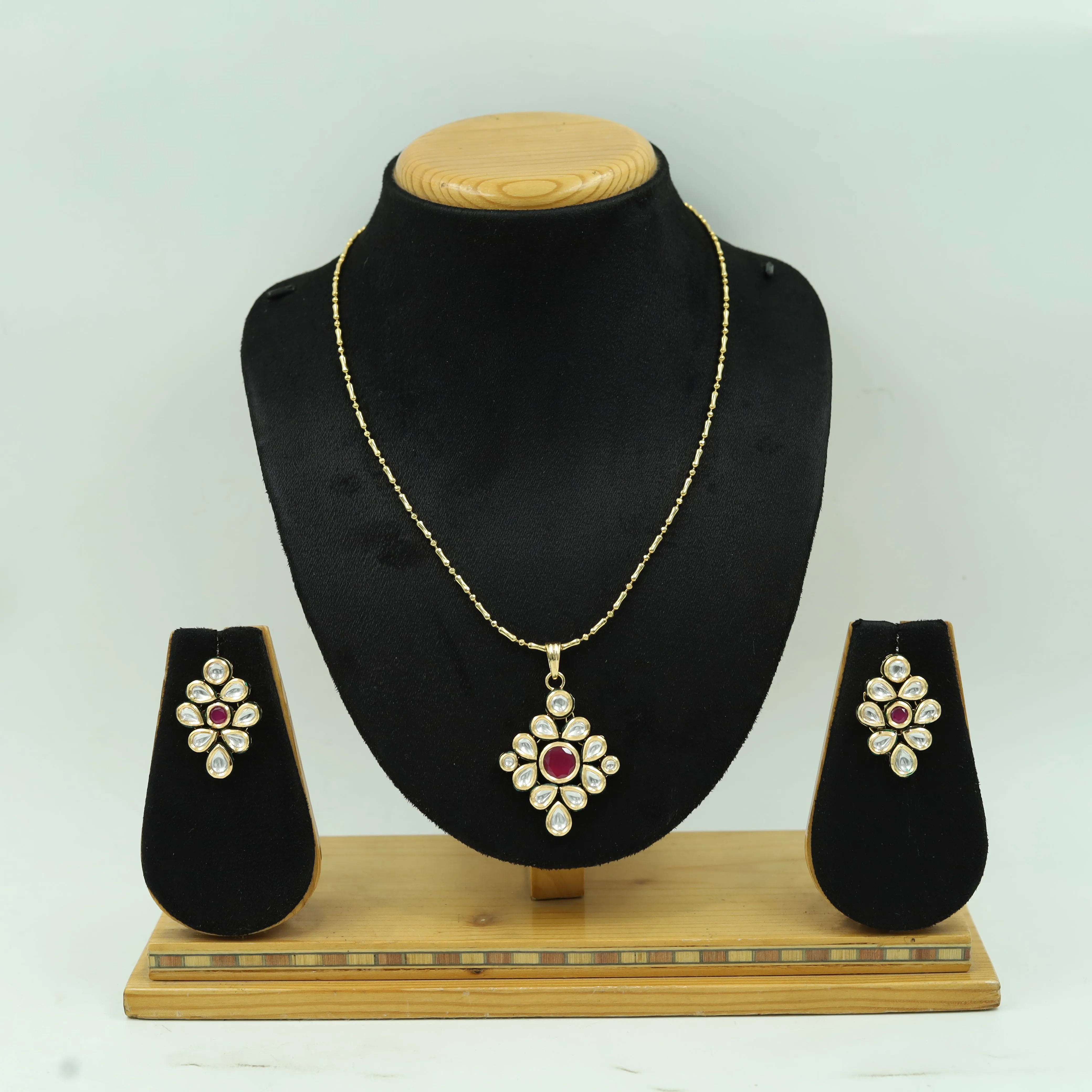 Stylish Kundan Pendant Set 16475-68