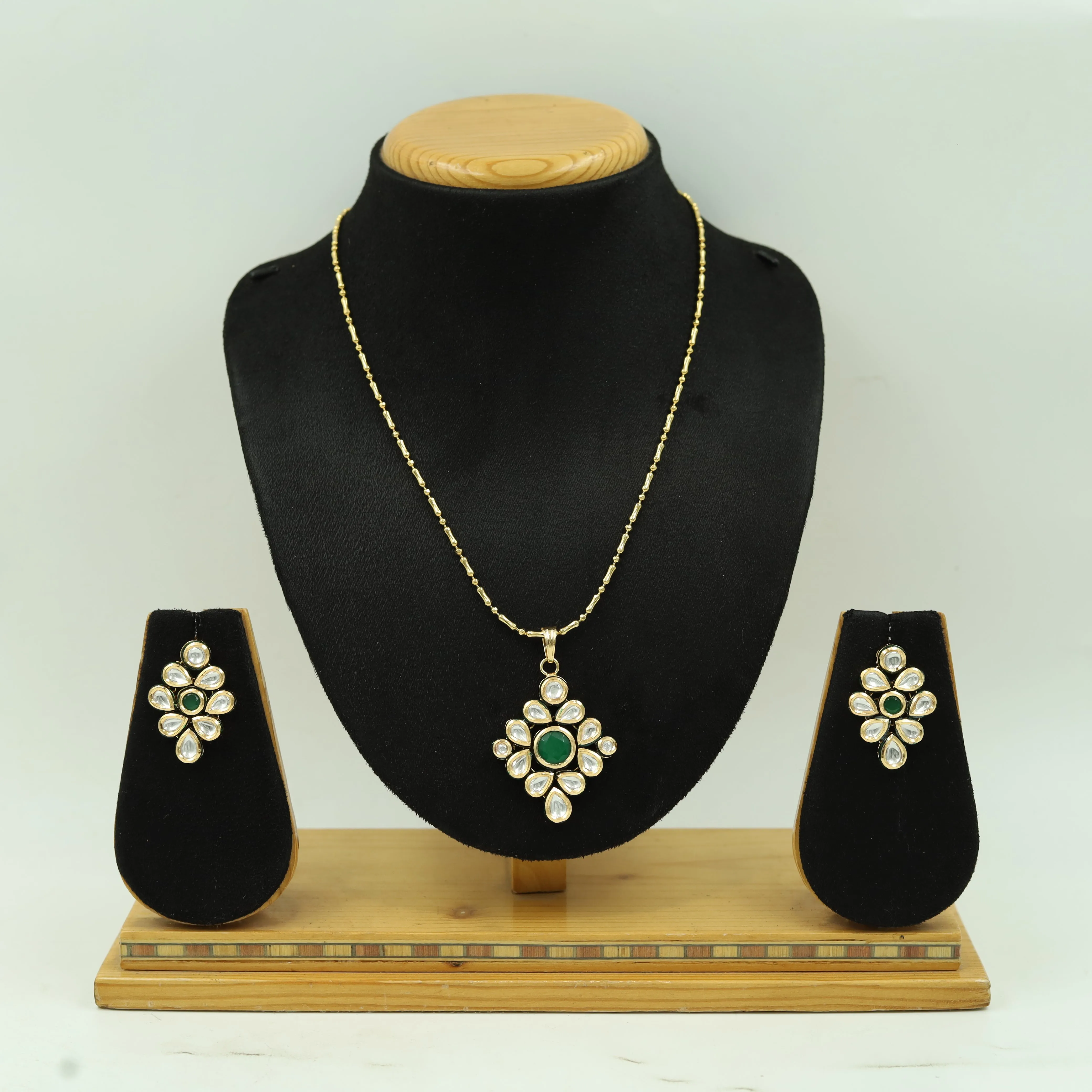 Stylish Kundan Pendant Set 16475-68
